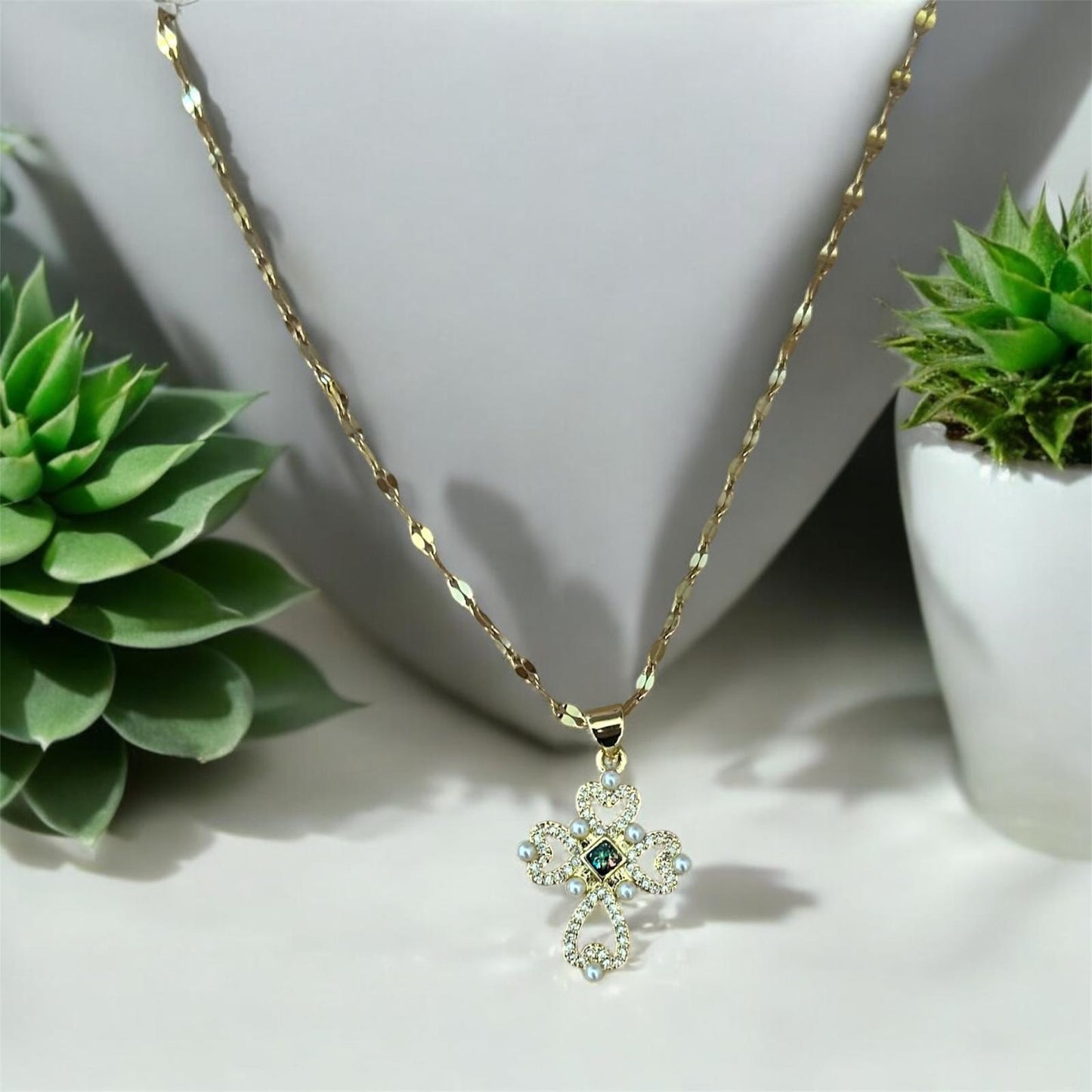 Sublime éclat :  Shalom   Croix Strass et Verte en Laiton Plaqué Or 18K ✨